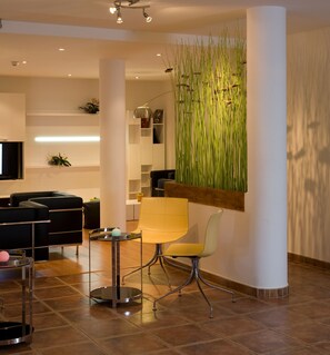 Lobby sitting area - Hotel Porta d'Alella (Alella)