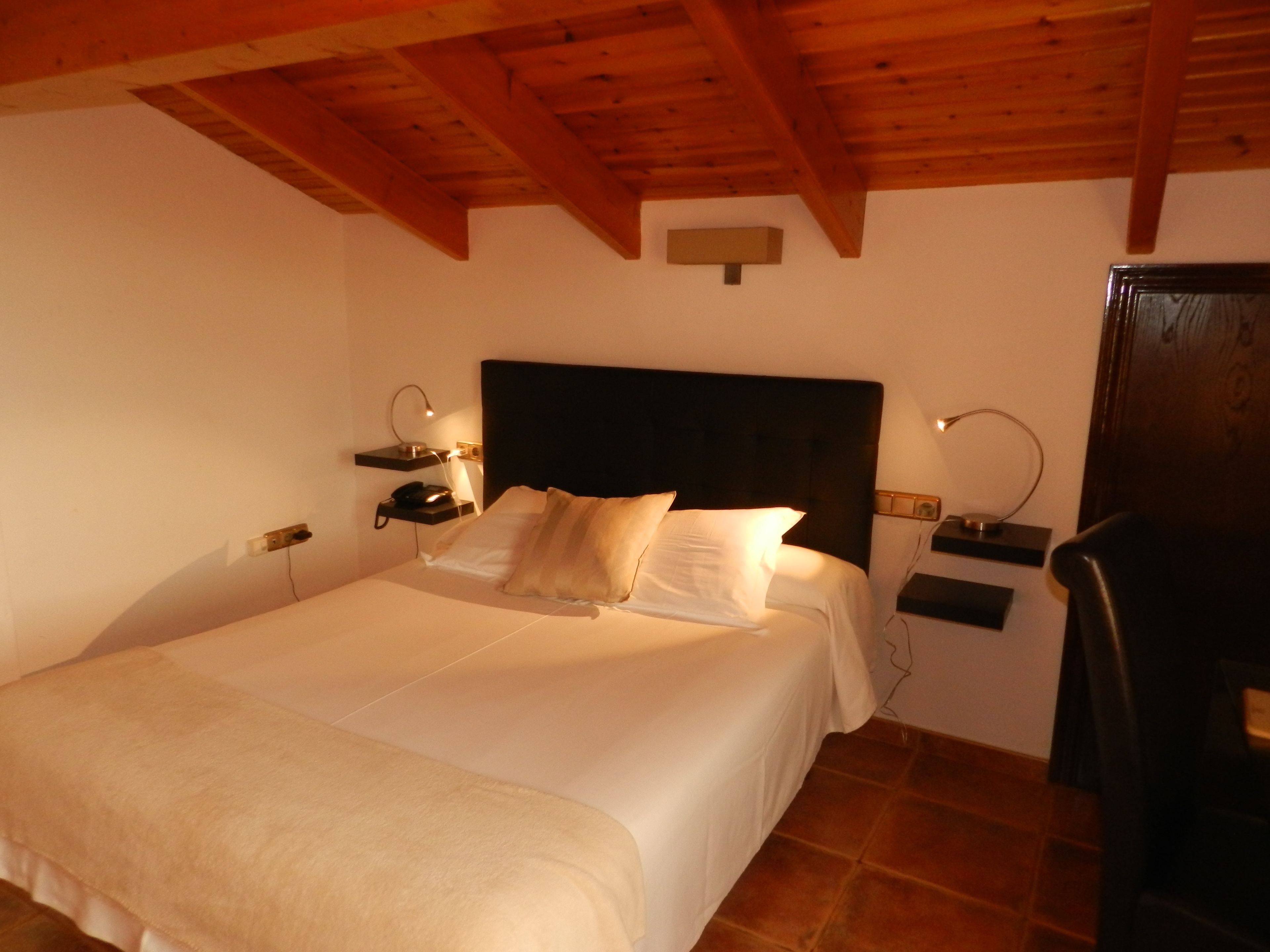 superior double room | minibar, desk, blackout curtains, iron/ironing board