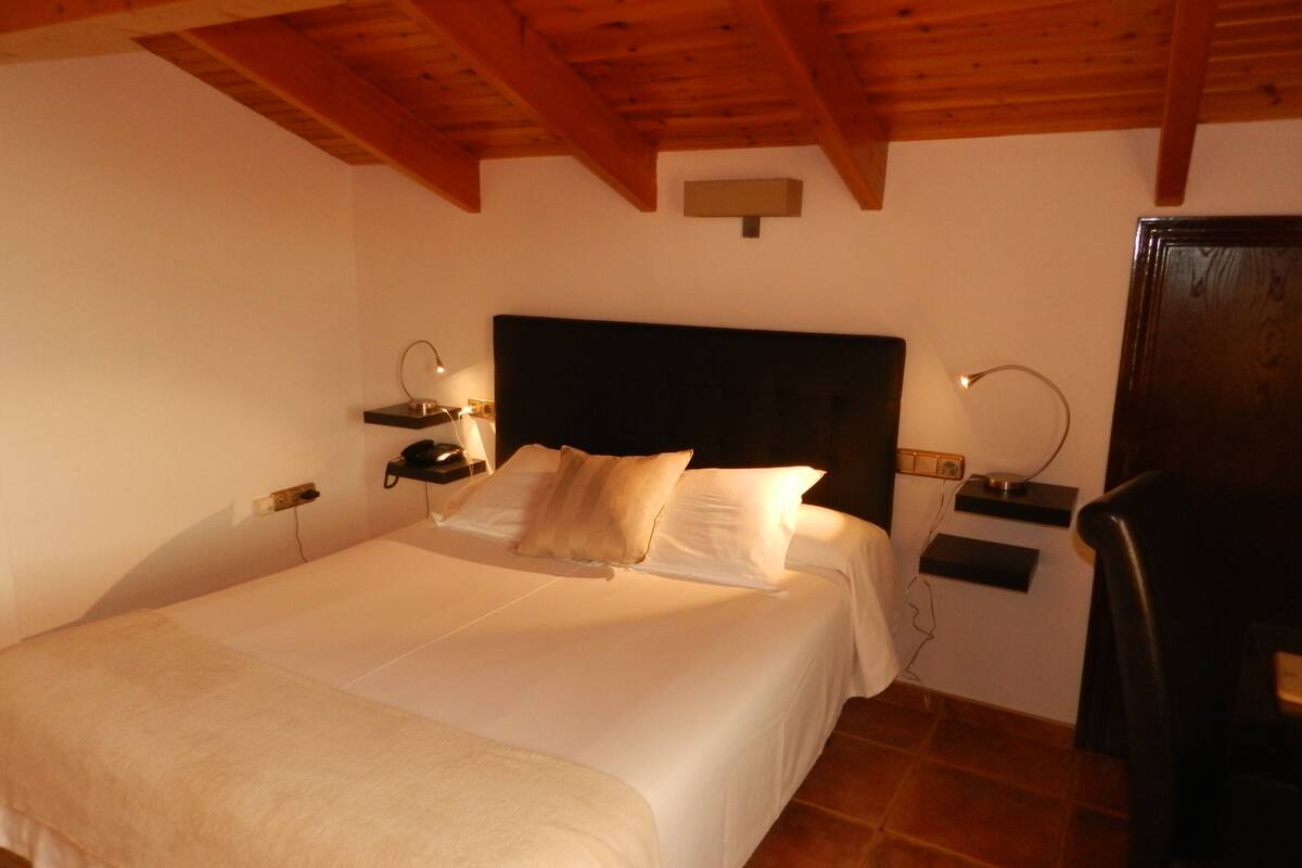 superior double room | minibar, desk, blackout curtains, iron/ironing board