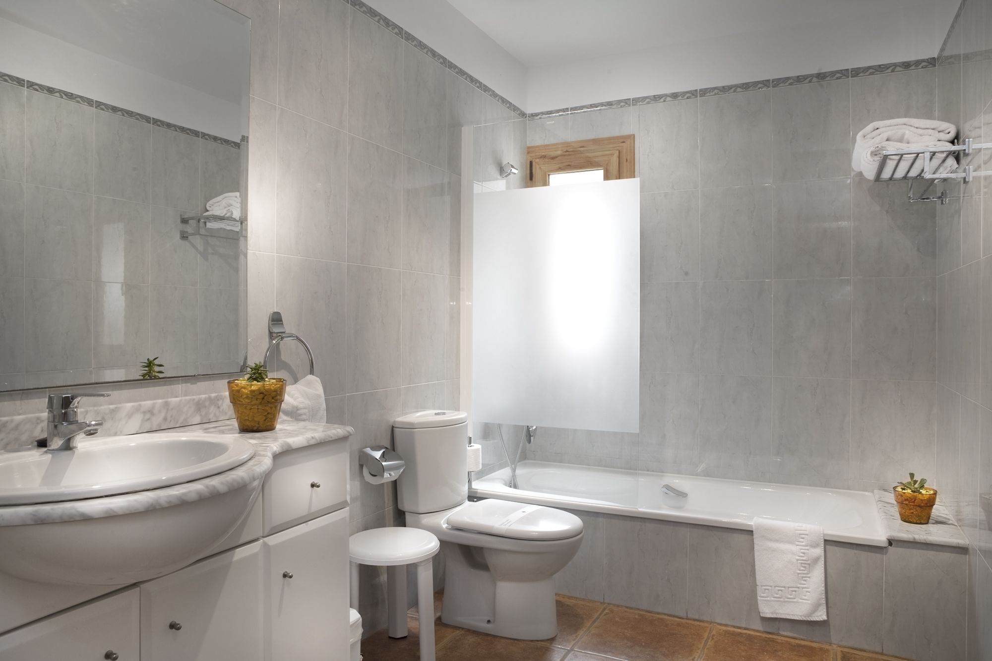 combined shower/bathtub, free toiletries, hair dryer, towels