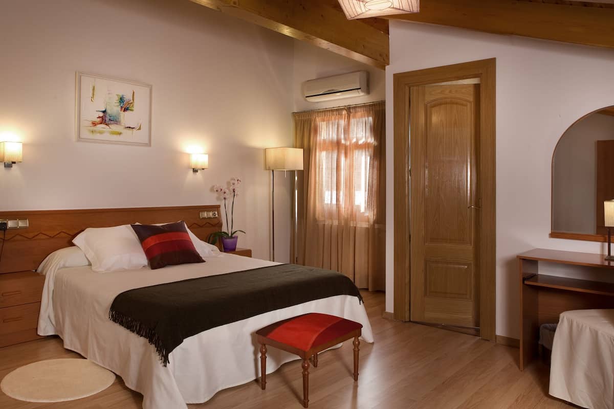 superior double room | minibar, desk, blackout curtains, iron/ironing board