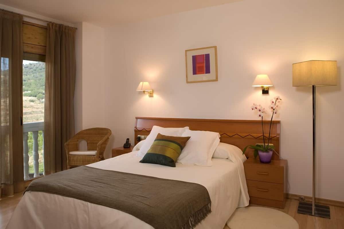 standard double room | minibar, desk, blackout curtains, iron/ironing board