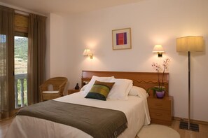 Minibar, desk, blackout curtains, iron/ironing board - Hotel Porta d'Alella (Alella)