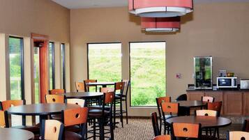 فطور قائم على الخدمة الذاتية مجانًا يوميًا