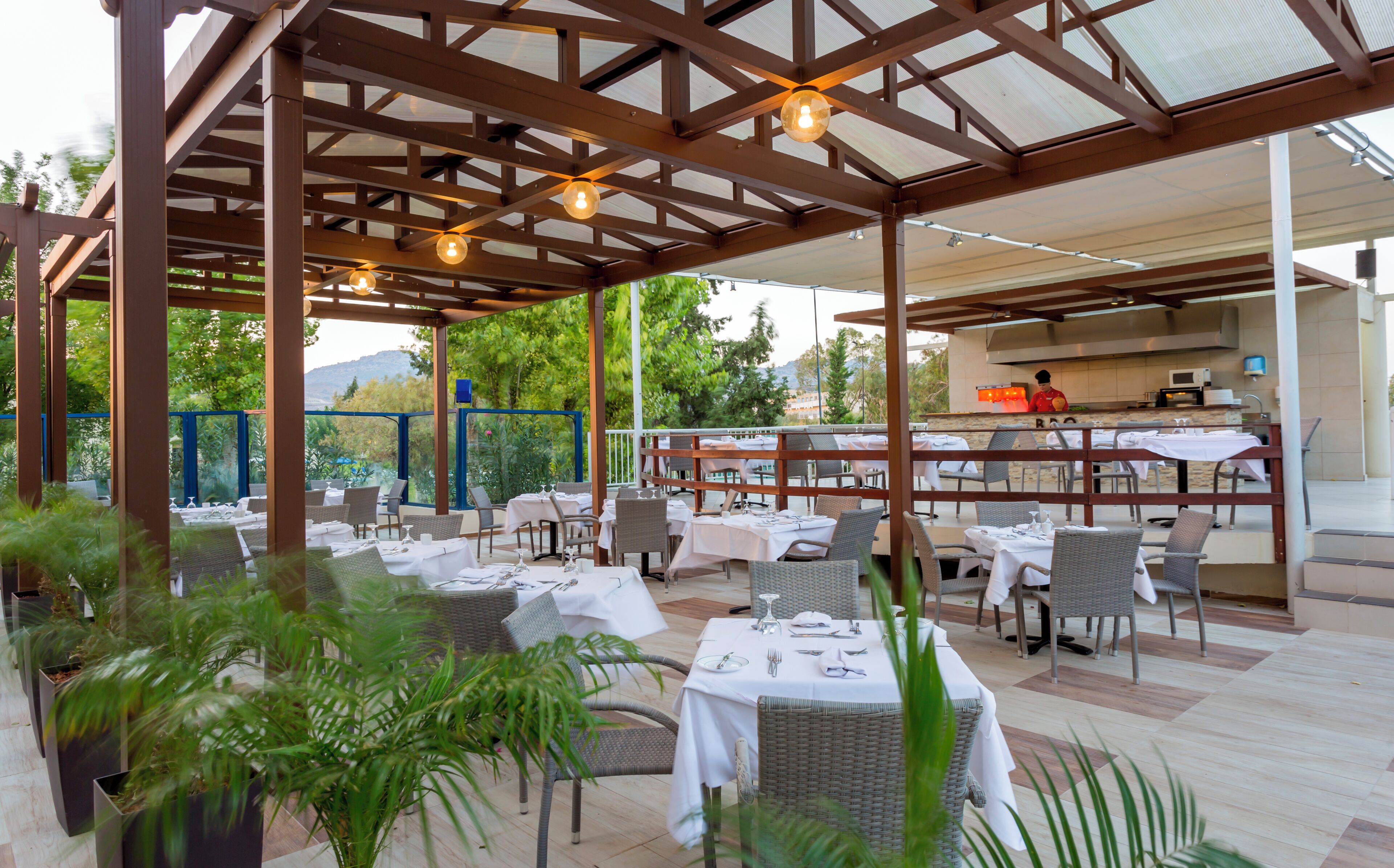 2 restaurants, serveren lunch, diner, internationale gerechten