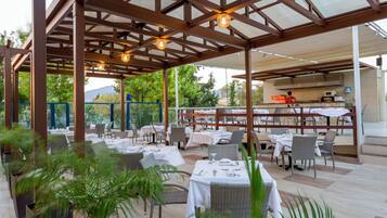 2 restaurants, lunch, dinner served; international cuisine