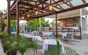 2 restaurants, lunch, dinner served; international cuisine