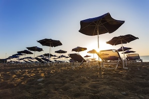 Plage privée à proximité, chaises longues, parasols, serviettes de plage