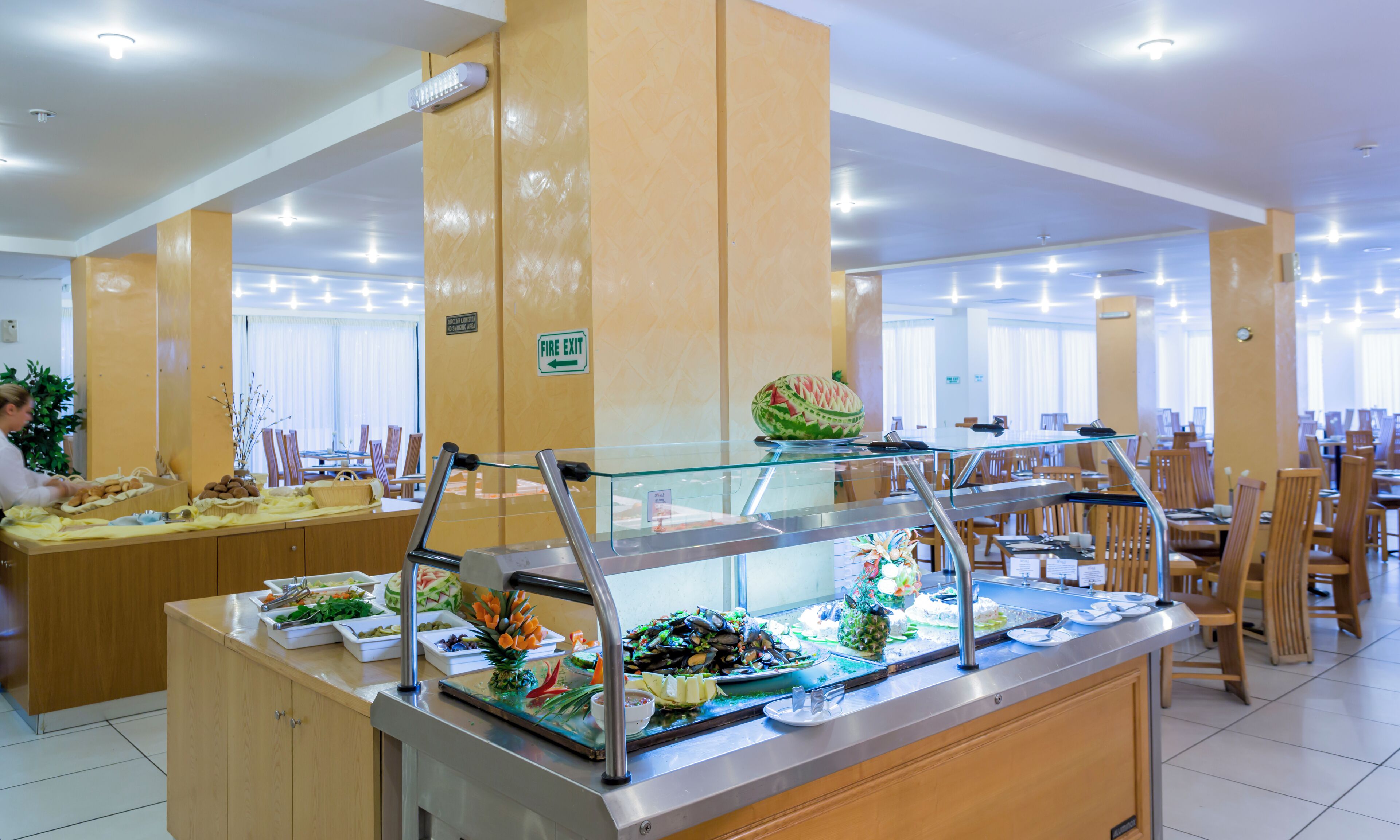 2 restaurants; lunch and dinner served