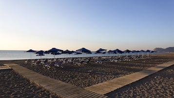 Plage privée à proximité, chaises longues, parasols, serviettes de plage
