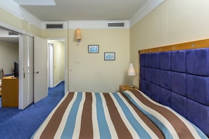 Cofres nos quartos, escrivaninha, cortinas blackout