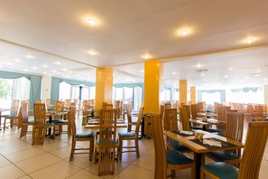 2 nhà hàng; phục vụ bữa trưa và bữa tối