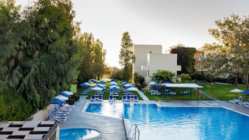 Piscine couverte, 2 piscines extérieures, parasols de plage
