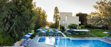 Piscine couverte, 2 piscines extérieures, parasols de plage