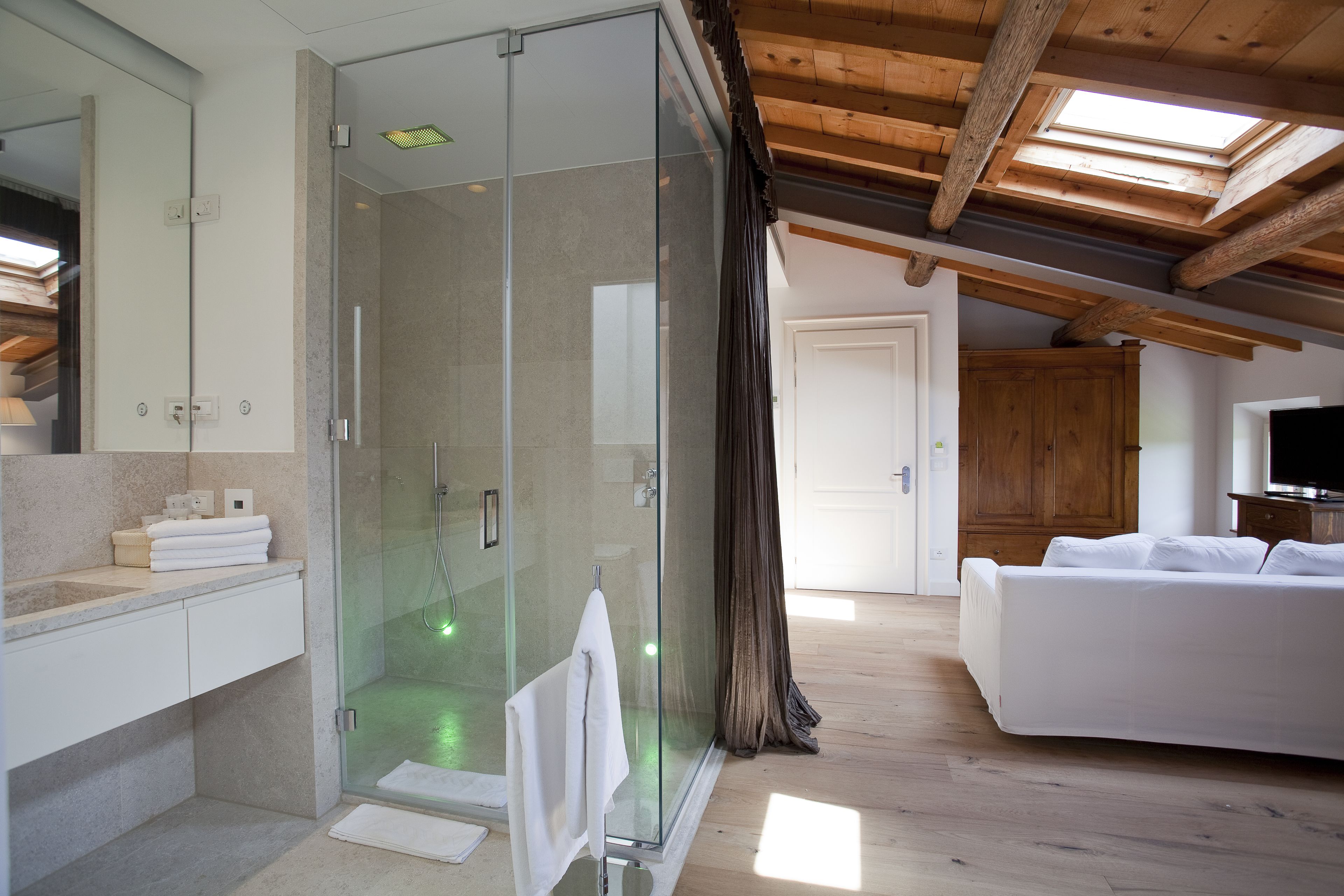 Double Room (Private Spa) | Bathroom | Rainfall showerhead, free toiletries, hair dryer, bathrobes