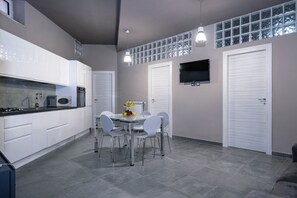 Condo | Premium bedding, minibar, in-room safe, desk