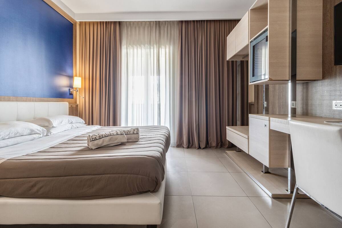 Economy Double or Twin Room | Premium bedding, minibar, in-room safe, desk