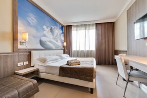 Habitació triple clàssica | Roba de llit d'alta qualitat, minibar i caixa forta a l'habitació 