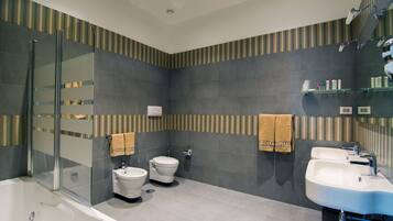 Quadruple Room | Bathroom amenities | Free toiletries, hair dryer, slippers, towels