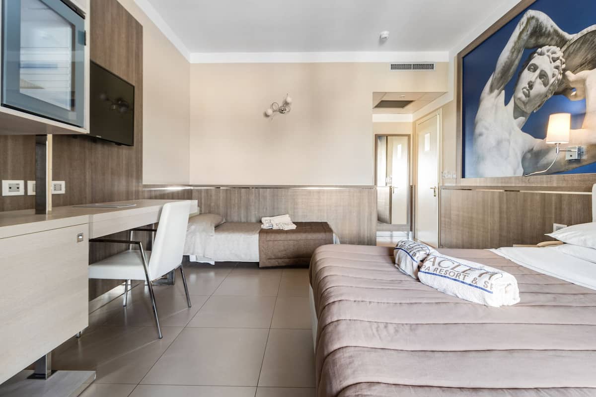 Standard Triple Room | Premium bedding, minibar, in-room safe, desk