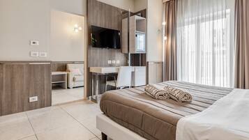 Family Studio Suite | Premium bedding, minibar, in-room safe, desk