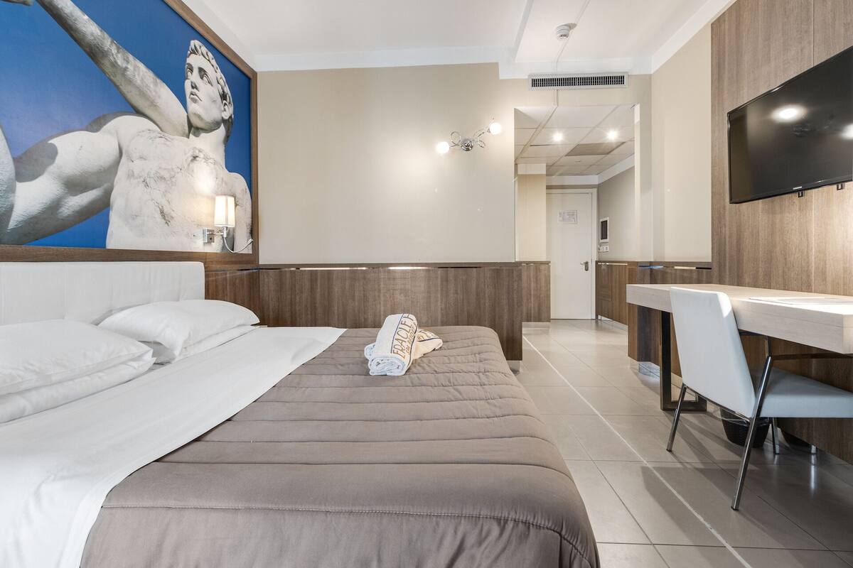 Standard Room | Premium bedding, minibar, in-room safe, desk