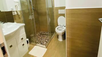 Standard-Dreibettzimmer, eigenes Bad | Badezimmer | Regendusche, Haartrockner, Handtücher