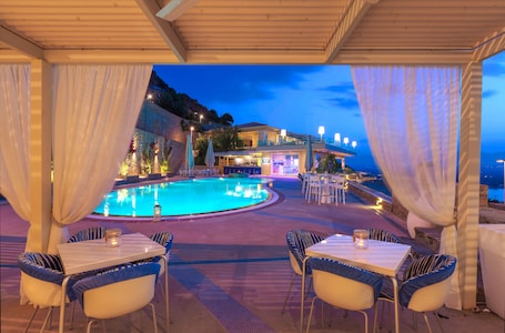 Una piscina al aire libre. Princess Kyniska Suites