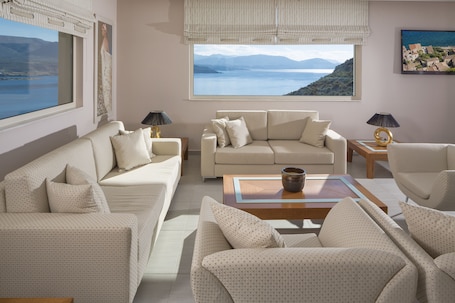Sala de estar en el lobby. Princess Kyniska Suites