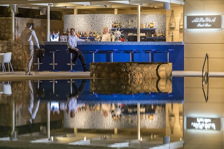 Bar junto a la piscina. Princess Kyniska Suites