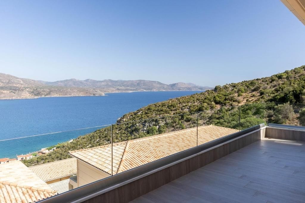 Une terrasse sur le toit offrant une vue sur la mer et les collines.