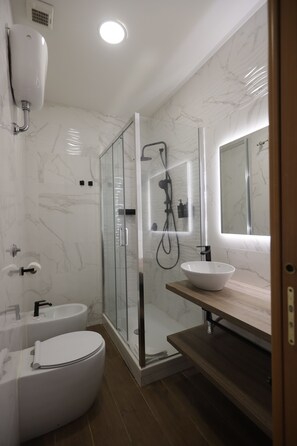Douche, articles de toilette (gratuits), séchoir à cheveux, peignoirs