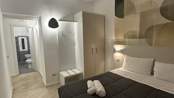 Quarto casal, vista para o pátio | Roupas de cama premium, edredons de pluma, camas Select Comfort