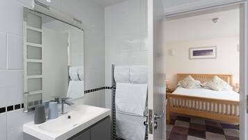 Quarto casal superior, suíte, vista para o porto | Banheiro