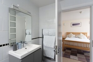Chambre supérieure double, salle de bain attenante, vue sur le port | Salle de bain