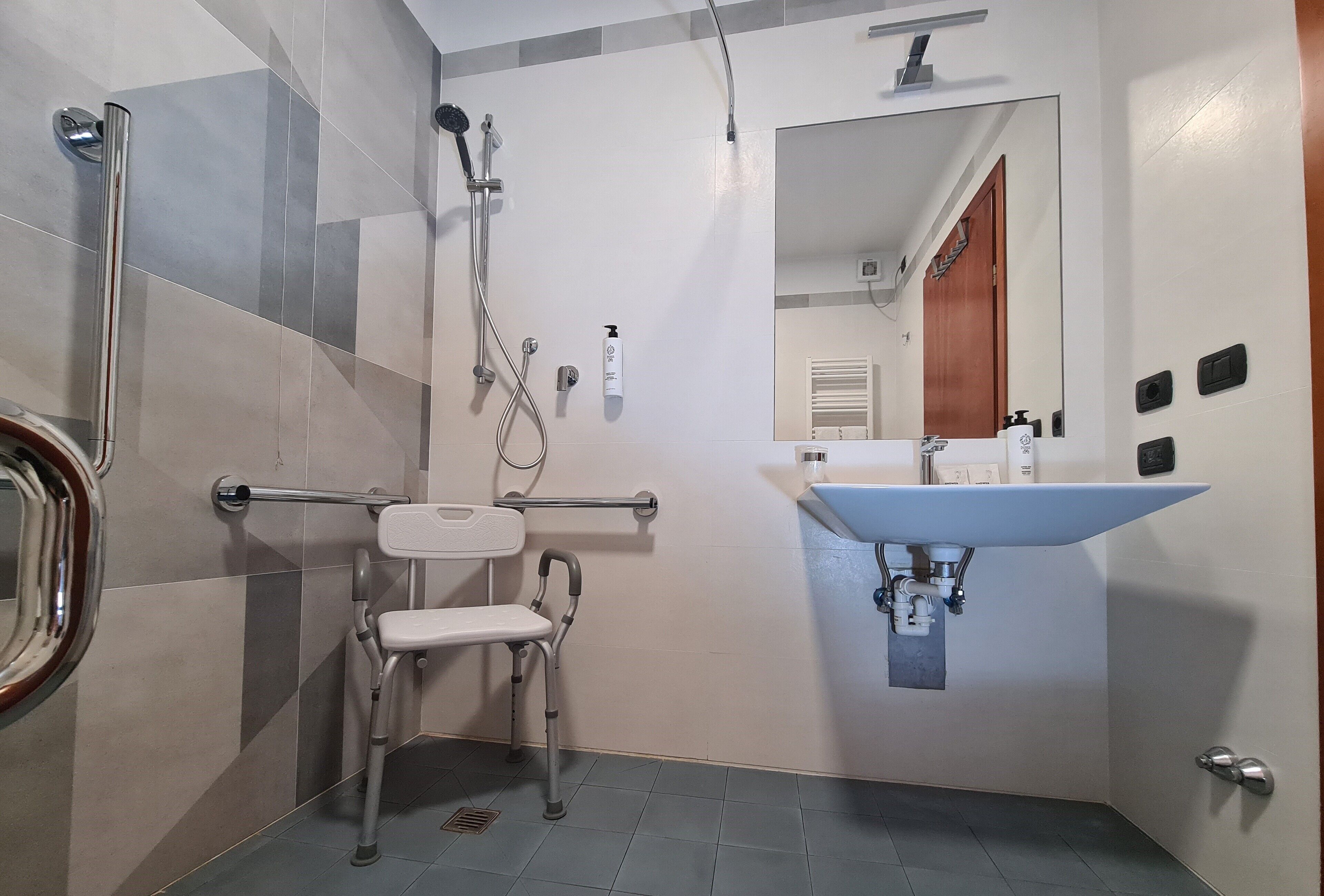 Un baño con ducha, inodoro y lavamanos.