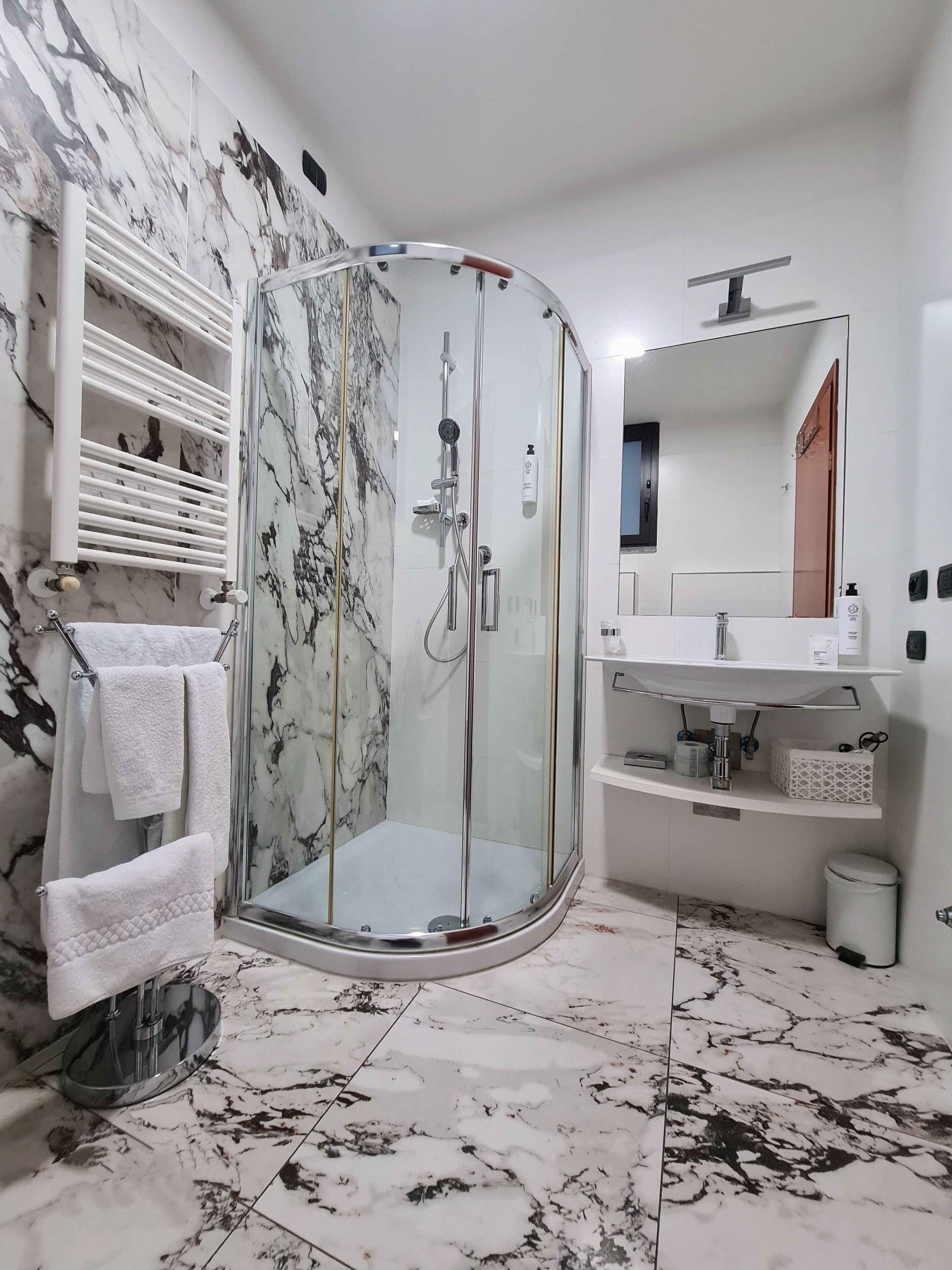 classic double room | bathroom | shower, free toiletries, hair dryer, bidet