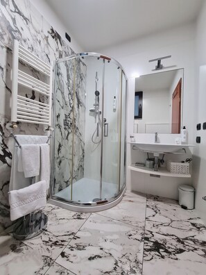 Classic Double Room | Bathroom | Shower, free toiletries, hair dryer, bidet - Hotel La Villetta (Calenzano)