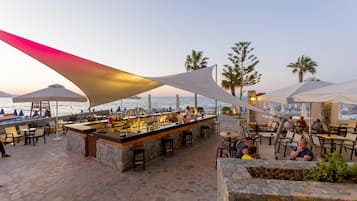 Bar junto a la piscina
