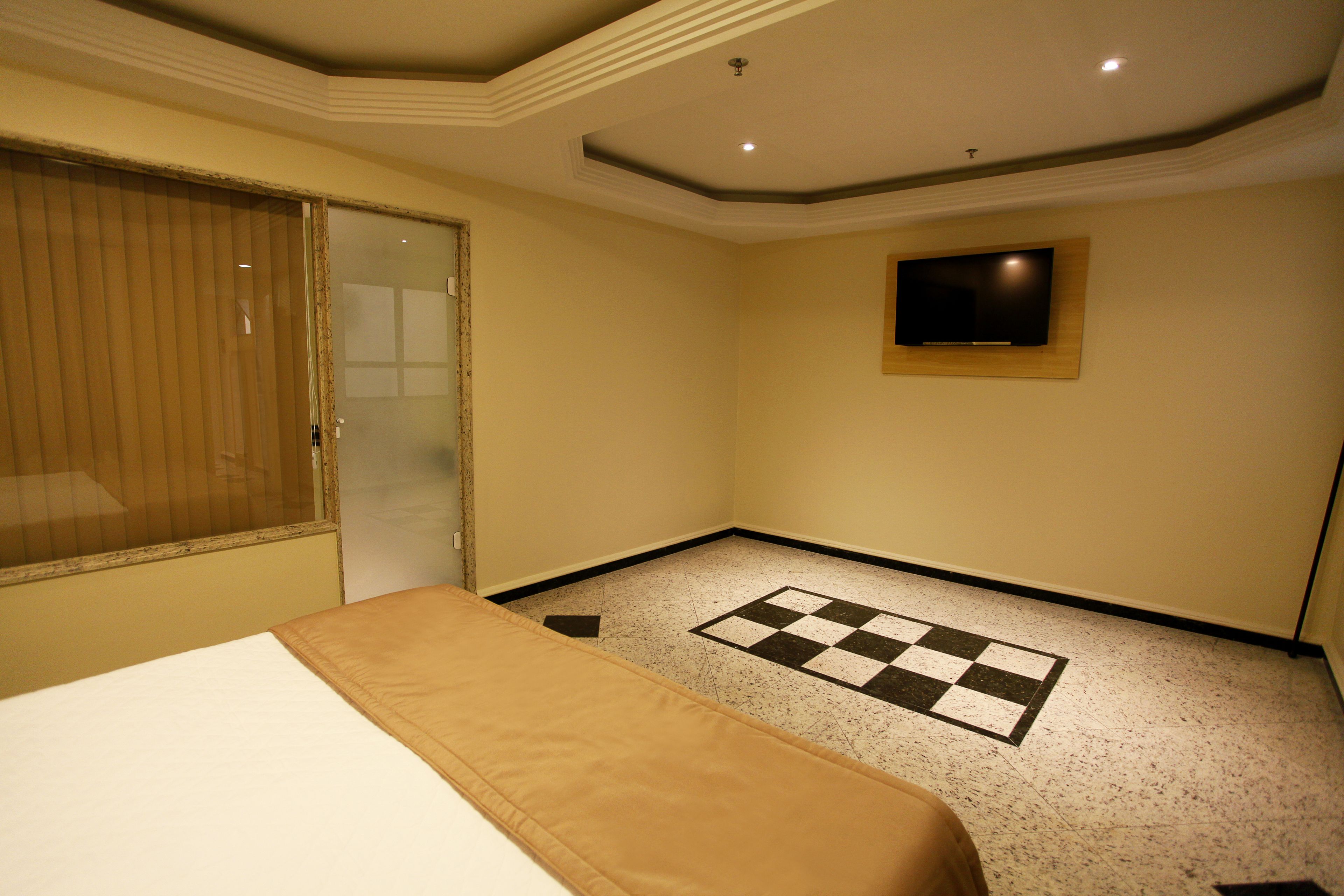 suite, bathtub | minibar, in-room safe, desk, laptop workspace