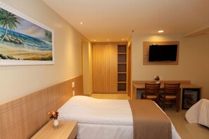 Familie vierpersoonskamer | Een minibar, een kluis op de kamer, een bureau, een laptopwerkplek