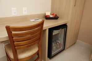 Minibar, caja de seguridad en la habitación y escritorio 