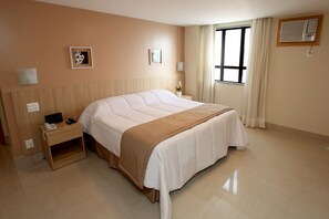 Minibar, in-room safe, desk, laptop workspace - Elegance Praia Hotel (Rio de Janeiro)