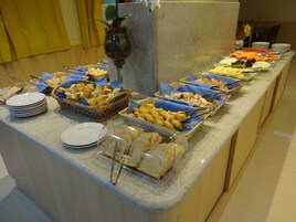 Café da manhã com buffet grátis todos os dias