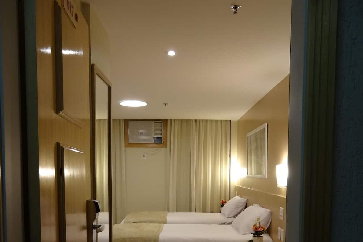 Een minibar, een kluis op de kamer, een bureau, een laptopwerkplek
