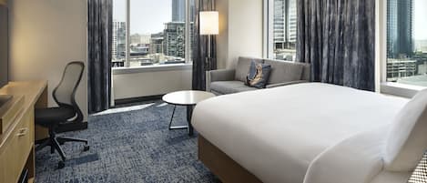 客房, 1 张特大床和 1 张沙发床, 转角 | 1 多间卧室、高档床上用品、客房内保险箱、办公桌