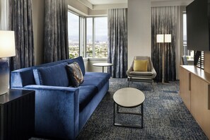 ジュニア スイート ベッド (複数台) | 高級寝具、セーフティボックス (室内)、デスク、ノートパソコン用作業スペース