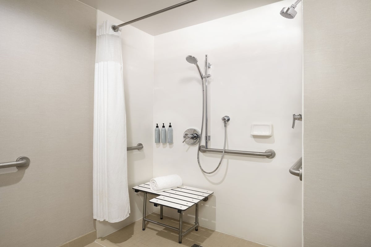 Combined shower/tub, free toiletries, hair dryer, towels