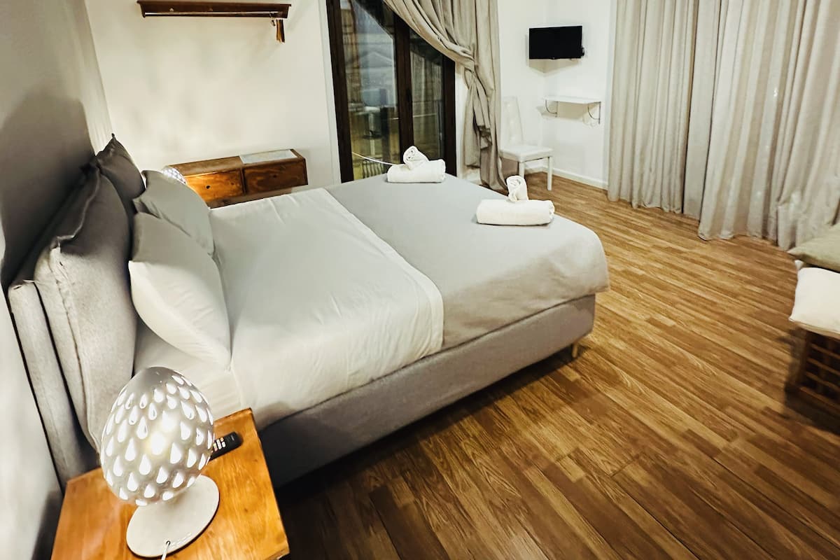 Luxe beddengoed, een minibar, individueel gedecoreerd