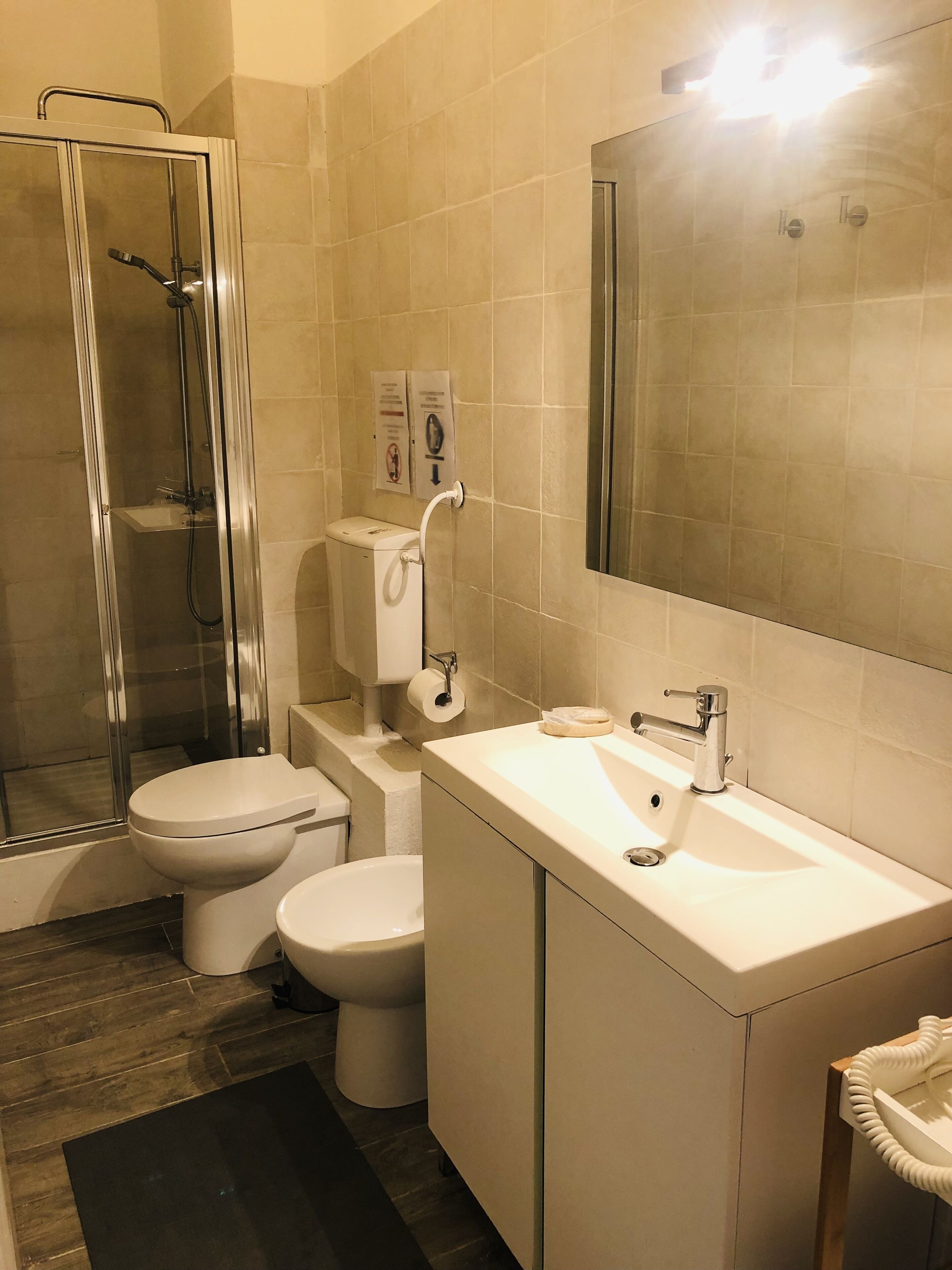 Shower, rainfall showerhead, free toiletries, hair dryer